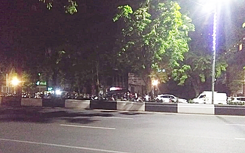 Mobil pengunjung parkir hingga keluar area HBI. (foto: koranbanjar.net)