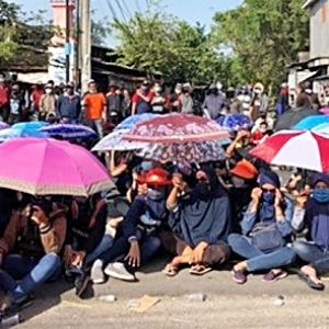 Gaji Buruh Pabrik Sepatu di Gresik Belum Dibayar Empat Bulan