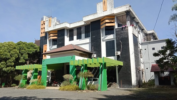 Gedung Guest House Sultan Sulaiman milik Pemkab Banjar yang beralihfungsi dari penginapan menjadi tempat karantina Covid. (foto: juwita)