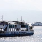 Kapal feri melintasi Selat Bali menuju pelabuhan Ketapang, Jawa Timur, dari pelabuhan Gilimanuk, Bali Barat, 27 Agustus 2011. (Foto: dok/AP). KMP Yunicee dilaporkan tenggelam di perairan ini, Selasa malam, 29 Juni 2021.