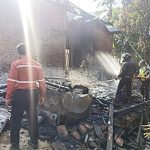 Barisan Pemadam Kebakan melakukan pemadaman pada kebakaran di Kotabaru, Kalsel. (foto: humas)