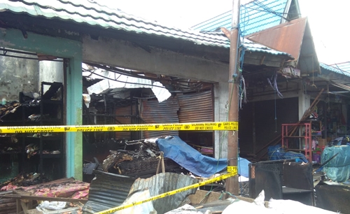 Lokasi kebakaran di Pasar Taibah Martapura sudah dipolice-line pihak kepolisian. (foto: aristy)