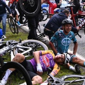 Swafoto Penonton Akibatkan Kecelakaan Massal Tour de France