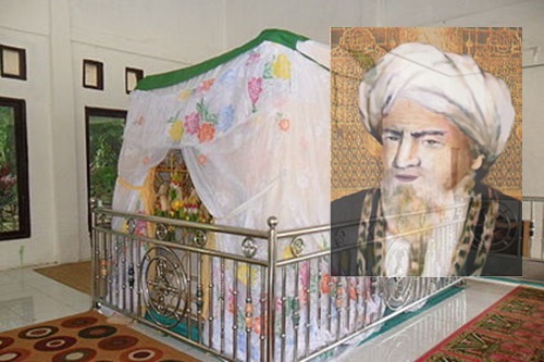 Makam Syekh Muhammad Nafis Al Banjari dan foto insert Syekh Muhammad Nafis Al banjari. (foto: ist)