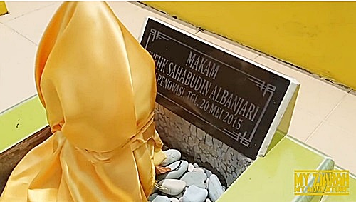 Makam Syekh Syihabuddin bin Syekh Muhammad Arsyad Al Banjari di lingkungan Masjid Raya Sultan Riau-Pulau Penyengat Tanjung Pinang. (foto: tangkapan layar dari video You Tube akun my ziarah my adventure)
