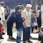 Sekelompok lelaki misterius dan satu orang kesurupan.(foto: leon)