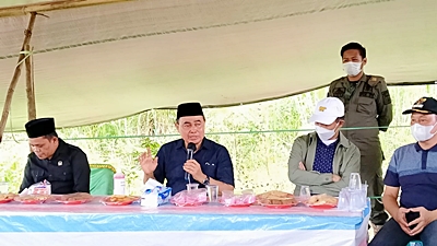 Zairullah Azhar saat menanggapi aspirasi masyarakat Desa Tamunih, dan Desa Dadap.(Foto: Agus Hasanudin)