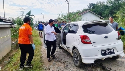 Polisi saat melakukan olah tempat kejadian perkara tewasnya seorang pemimpin redaksi media daring lokal di Kabupaten Simalungun, Sumatera Utara, Sabtu, 19 Juni 2021. (Foto: Polres Simalungun)
