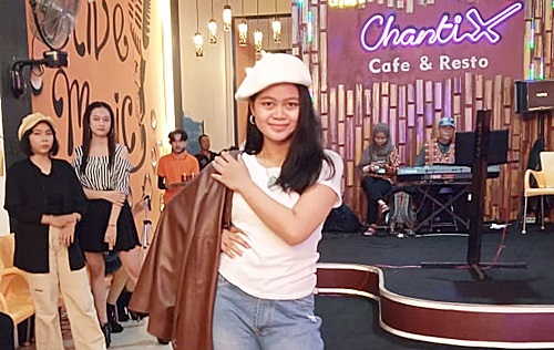 Penampilan modeling di Cafe and Resto Chantic Banjarmasin. (foto: leon)