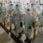 Petugas kesehatan yang mengenakan alat pelindung diri (APD) bersiap untuk merawat pasien di rumah sakit darurat COVID-19 di Wisma Atlet, Jakarta, 26 Januari 2021. (REUTERS/Ajeng Dinar Ulfiana)