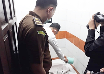 Aparat hukum memusnahkan narkoba dengan membuang ke closet. (foto: humas)