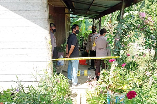 Anggota kepolisian melakukan olah TKP di lokasi kejadian. (foto: humas)