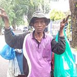 Pemulung sampah, Mustapi (74) asal Madura yang mengais rezeki di Kota Banjarbaru, Kalimantan Selatan. (foto: koranbanjar.net)
