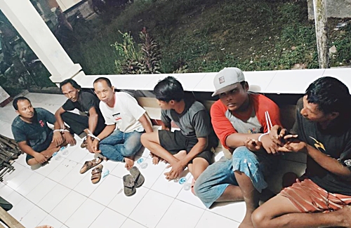 Para pelaku pencurian potongan besi milik PLTU Desa Sigam (Sumber Foto: Kasatreskrim Polres Kotabaru/koranbanjar.net)