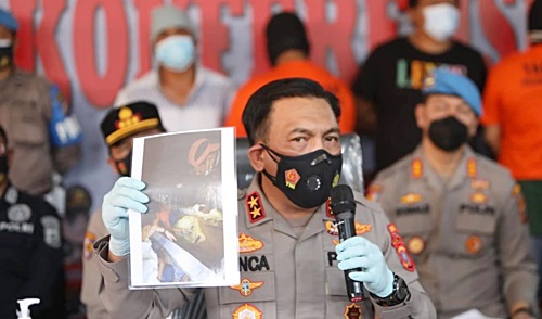 Kapolda Sumut, Irjen Pol Panca Putra Simanjuntak, saat merilis pengungkapan kasus pembunuhan terhadap seorang pemimpin redaksi media daring lokal di Kabupaten Simalungun, Sumut, Kamis 24 Juni 2021. (Courtesy: Humas Polda Sumut)