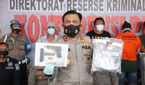 Kapolda Sumut, Irjen Pol Panca Putra Simanjuntak, merilis pengungkapan kasus pembunuhan terhadap pemimpin redaksi media daring lokal di Kabupaten Simalungun, Sumut, Kamis 24 Juni 2021. (Courtesy: Humas Polda Sumut)