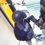Aksi perampokan di bilik ATM di Kota Banjarmasn. (fotoL tangkapan layar video)