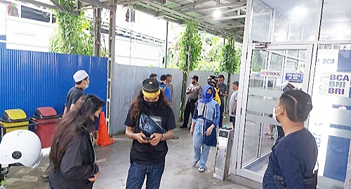 Pencurian dengan kekerasan atau perampokan terjadi di sebuah ATM Mini Market Yuyun, Banjarmasin Barat, Kalimantan Selatan. (foto: yanda)