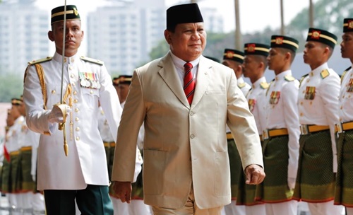Menteri Pertahanan Prabowo Subianto dalam satu kesempatan, memeriksa pasukan kehormatan Kementerian Pertahanan Malaysia di Kuala Lumpur, 14 November 2019.(Foto: AP)