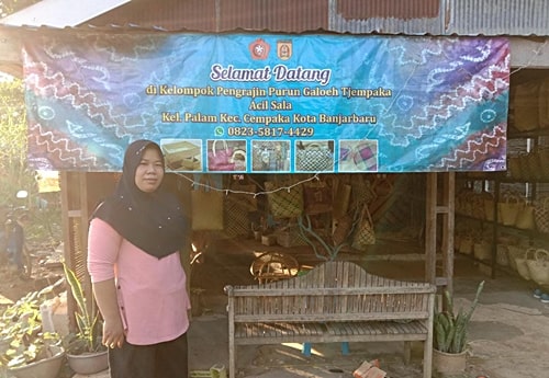 Pengrajin purun di Kelurahan Palam, Kecamatan Cempaka, Kota Banjarbaru. (foto: koranbanjar.net)
