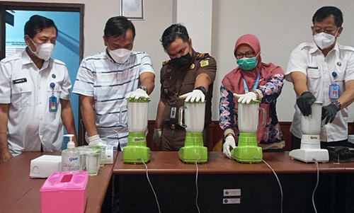 Pemusnahan barang bukti sabu di BNNP Kalsel di Kota Banjarmasin. (foto: yanda)
