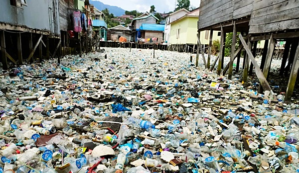 Tumpukan sampah di Desa Rampa, Kabupaten Kotabaru yang sudah mencemari laut. (foto: icah)