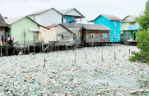 Sampah telah mencemari air laut di Kotabaru. (foto: icah)