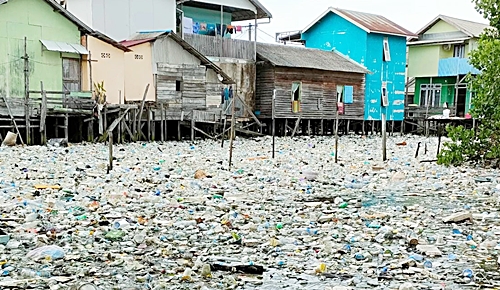 Sampah mengelilingi permukiman warga Desa Rampa, Kabupaten Kotabaru. (foto: icah)