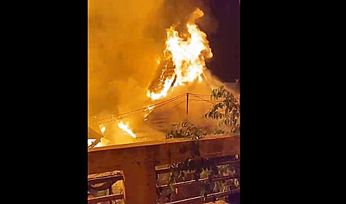 Kobaran api menghanguskan 12 kios di kawasan Pasar Taibah Kota Martapura. (foto: ist)
