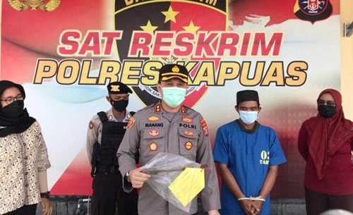 Tersangka pembacokan diamankan pihak kepolisian. (foto: Borneo24/koranbanjar.net)