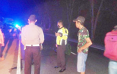 Petugas melakukan olah TKP di lokasi kejadia tabrak lari. (foto: borneo24/koranbanjar.net)
