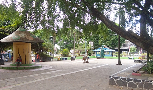 Taman Van Der Pijl di Kota Banjabaru, Kalimantan Selatan, merupakan taman kota yang nyaman untuk melepas kepenatan. (foto: aristy)