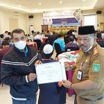 Di sela Pelatihan Perkumpulan Petani Pemakai Air (P3A) Kadis PUPR menyempatkan foto sertifikat di belakang puluhan peserta pelatihan.(Foto: Subhansyah)