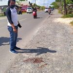 Salah satu anggota TNI dari pihak Intel saat menunjukkan foto ceceran darah pada peristiwa penembakan di Kilometer 7, Desa Sarigadung, Kecamatan Simpang Empat, Rabu (2/6/2021) (Foto: Agus Hasanudin)