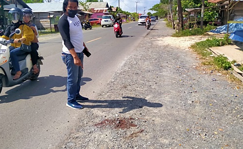 Salah satu anggota TNI dari pihak Intel saat menunjukkan foto ceceran darah pada peristiwa penembakan di Kilometer 7, Desa Sarigadung, Kecamatan Simpang Empat, Rabu (2/6/2021) (Foto: Agus Hasanudin)
