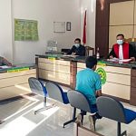 Terdakwa Suriansyah duduk di tengah (berbaju biru) kursi sidang Tipiring Pengadilan Negeri Tanah Bumbu.(Foto: Polres Tanbu)