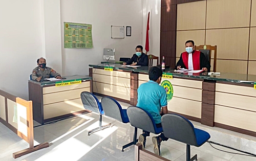 Terdakwa Suriansyah duduk di tengah (berbaju biru) kursi sidang Tipiring Pengadilan Negeri Tanah Bumbu.(Foto: Polres Tanbu)