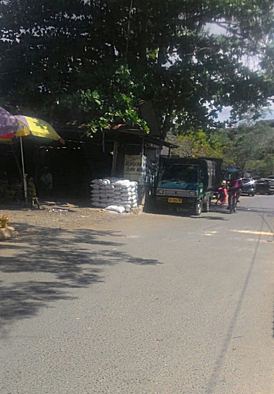 Hanya satu taksi angkutan desa yang mangkal di Terminal Angkutan Desa Martapura, Kalimantan Selatan ini. (foto: koranbanjar.net)