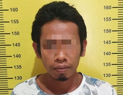 Tersangka pengedar sabu HR saat diamankan pihak Polres Tabalong. (Humas Polres)