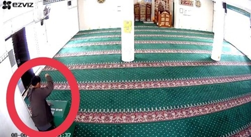 Pelaku pencurian kotak amal terekam CCTV di sebuah masjid Palangkaraya, Kalimantan Tengah. (foto: borneo24/koranbanjar.net)