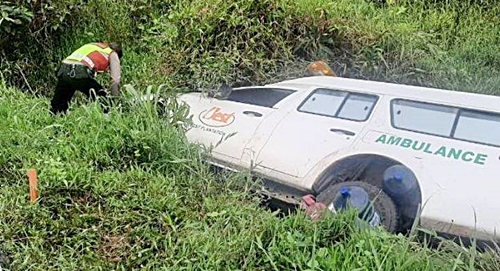 Mobil ambulans yang tengah membawa wanita hamil terbalik. (foto: borneo24/koranbanjar.net)
