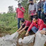 Pelepasan bibit ikan di Danau Seran Palam oleh Wakil Walikota Banjarbaru dan Sekretaris DPC PDI Perjuangan Windi Novianto.(Foto:Ari)