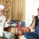 Ketua PKB Kalimantan Selatan, HM dr Zairullah Azhar saat meminta doa Ulama Kharismatik Martapura, Tuan Guru H. Ahmad Daudi Al-Irsyadi.