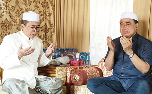 Ketua PKB Kalimantan Selatan, HM dr Zairullah Azhar saat meminta doa Ulama Kharismatik Martapura, Tuan Guru H. Ahmad Daudi Al-Irsyadi.