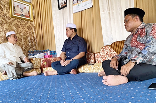 Bupati Tanah Bumbu, Zairullah Azhar saat minta doa ke ulama kharismatik di Kota Martapura. (foto: humas)