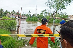 Basarnas sibuk melakukan pencarian di Sungai Mantuil Banjarmasin. (foto: yanda)