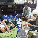 Mantri Keseharan, M Arsyad (berkopiah haji) saat melayani khitan untuk seorang anak di Martapura. (foto: koranbanjar.net)