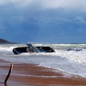 Memancing Ke Tengah Laut, 5 Pemancing Nyaris Ikut Tenggelam Bersama Perahu Gegara Diterjang Ombak