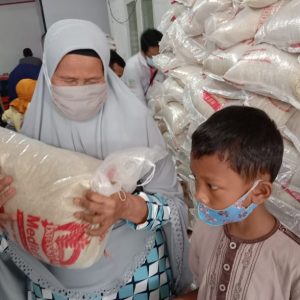 Seorang Anak Ambil Bantuan PPKM karena Orang Tuanya Sakit