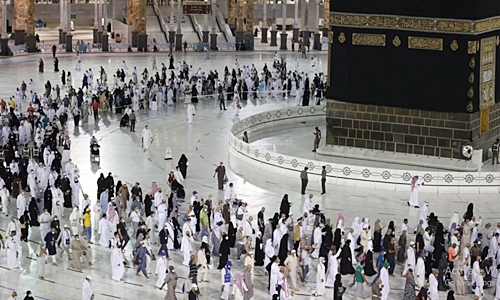 Para jamaah melakukan ibadah Tawaf, hari Selasa (20/7/2021). Hanya 60 ribu orang yang diizinkan pemerintah Saudi untuk melaksanakan ibadah haji tahun ini, termasuk beberapa warga Indonesia yang tinggal di sana.
